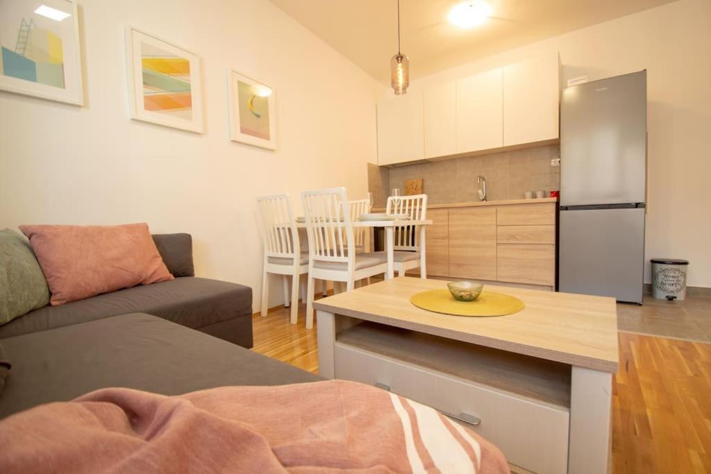 White Fields-Central 2-Bdrm Apartment With Parking Новий Сад Екстер'єр фото