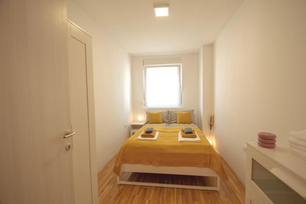 White Fields-Central 2-Bdrm Apartment With Parking Новий Сад Екстер'єр фото