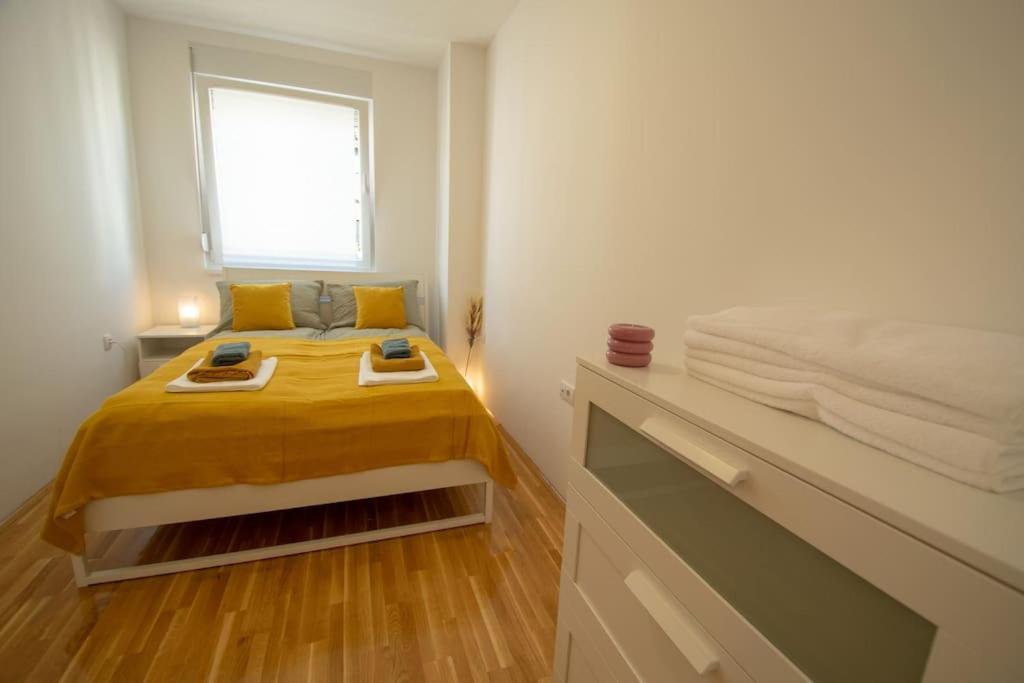White Fields-Central 2-Bdrm Apartment With Parking Новий Сад Екстер'єр фото