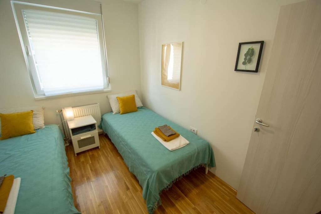 White Fields-Central 2-Bdrm Apartment With Parking Новий Сад Екстер'єр фото