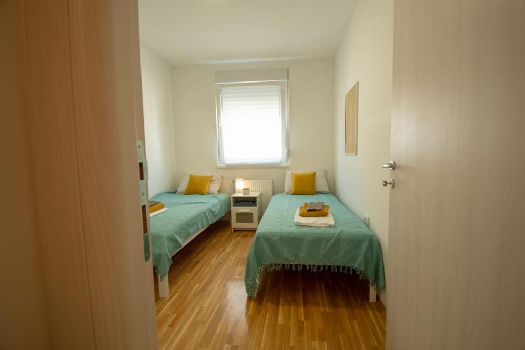 White Fields-Central 2-Bdrm Apartment With Parking Новий Сад Екстер'єр фото