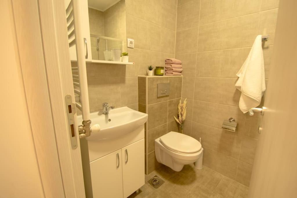 White Fields-Central 2-Bdrm Apartment With Parking Новий Сад Екстер'єр фото