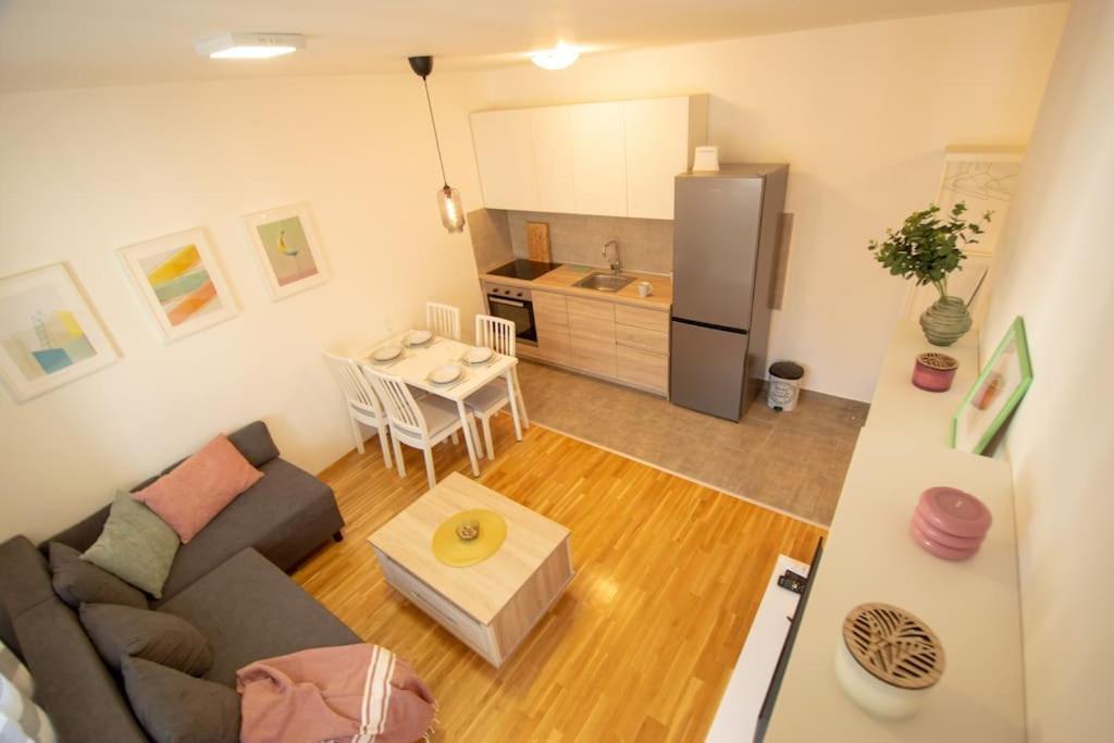 White Fields-Central 2-Bdrm Apartment With Parking Новий Сад Екстер'єр фото