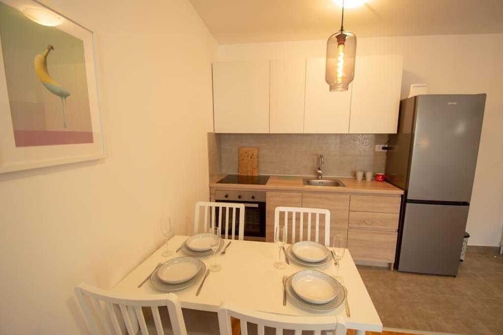 White Fields-Central 2-Bdrm Apartment With Parking Новий Сад Екстер'єр фото