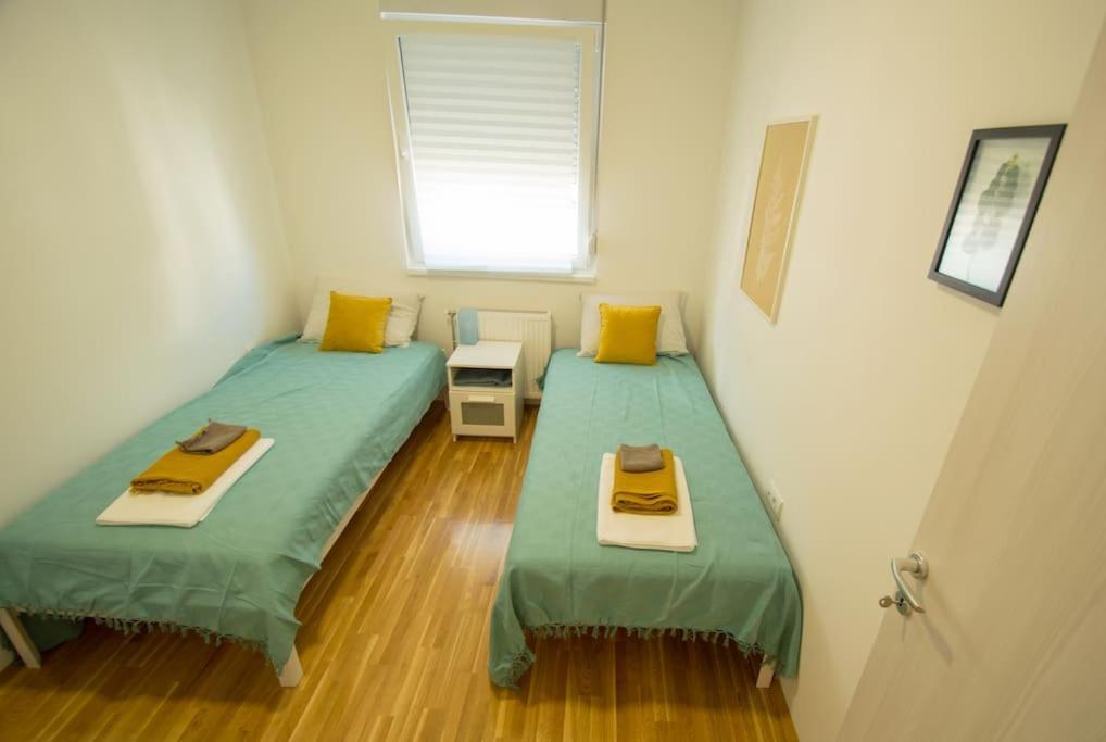 White Fields-Central 2-Bdrm Apartment With Parking Новий Сад Екстер'єр фото