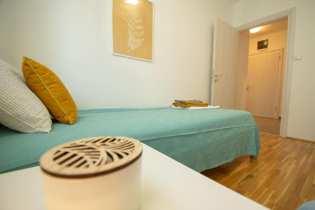 White Fields-Central 2-Bdrm Apartment With Parking Новий Сад Екстер'єр фото
