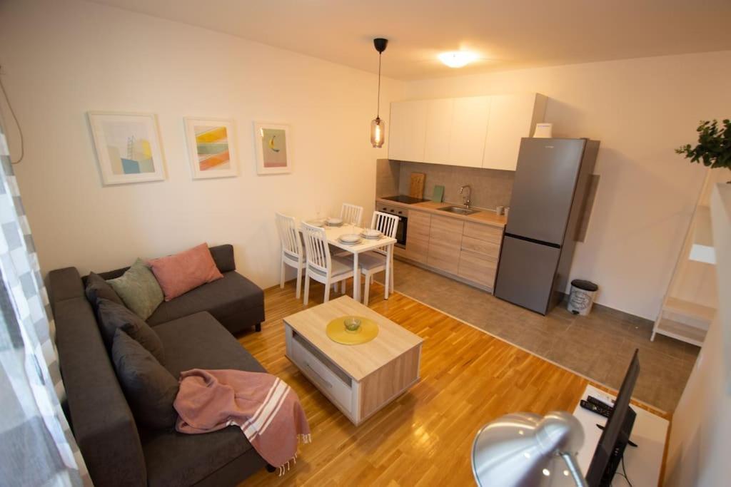 White Fields-Central 2-Bdrm Apartment With Parking Новий Сад Екстер'єр фото