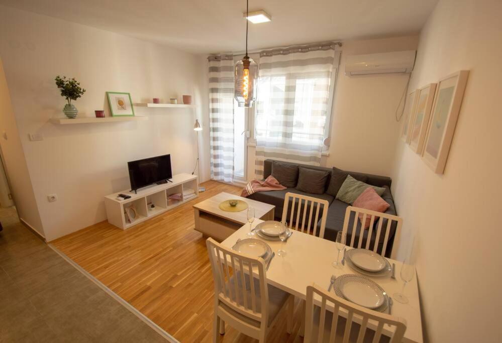 White Fields-Central 2-Bdrm Apartment With Parking Новий Сад Екстер'єр фото